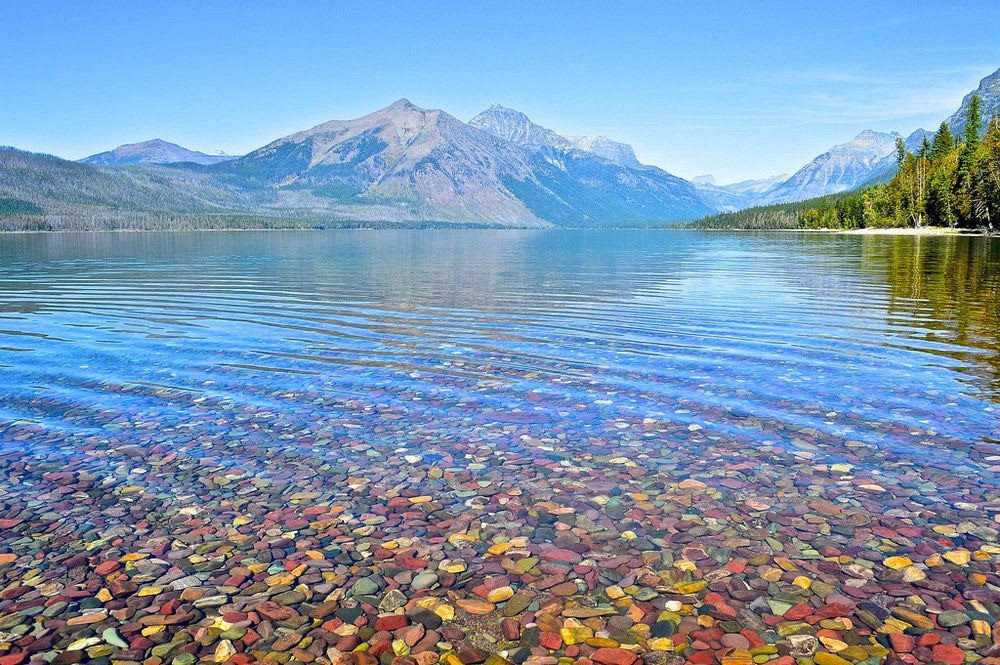 Hồ nước chứa hàng triệu viên sỏi nhiều màu sắc