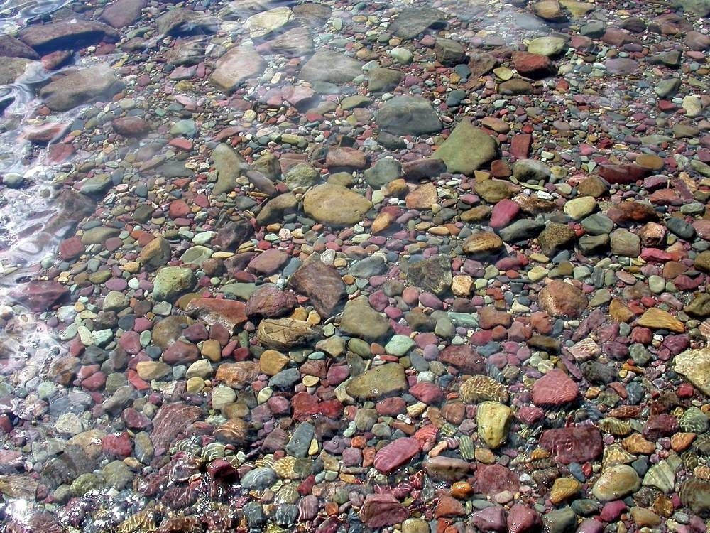 Hồ nước chứa hàng triệu viên sỏi nhiều màu sắc